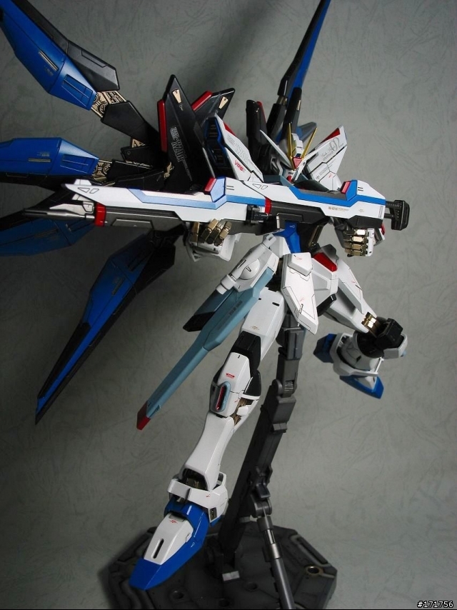 大作再临! 1/100 MG 攻擊自由 GUNDAM