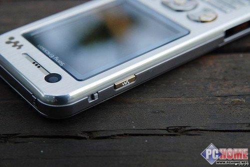 以薄服人?金属音乐机索尼爱立信W890