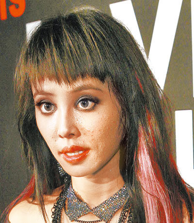 蔡依林就医抢救烂痘脸 疑与爱犬亲密惹祸
