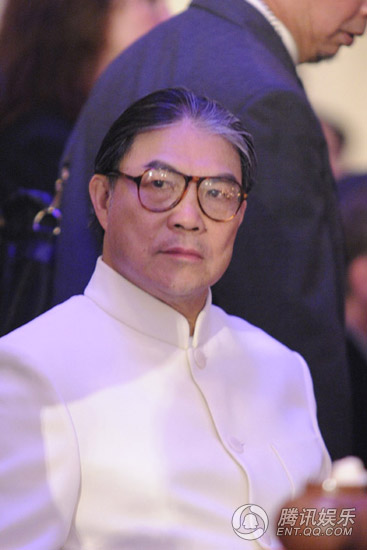 章子怡与台上激情互动 与霍震霆亲密相拥