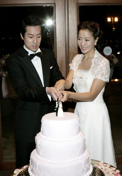 818娱乐明星豪华婚礼奢侈型PK朴实型[图]