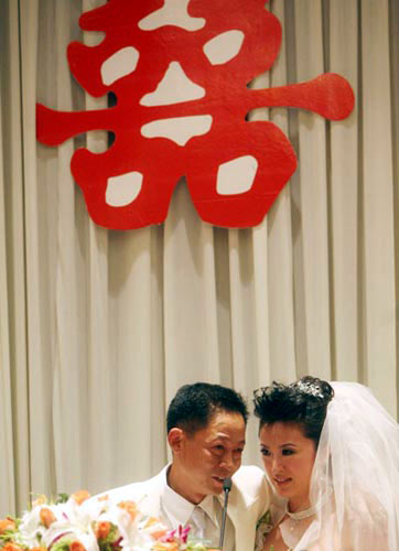 818娱乐明星豪华婚礼奢侈型PK朴实型[图]