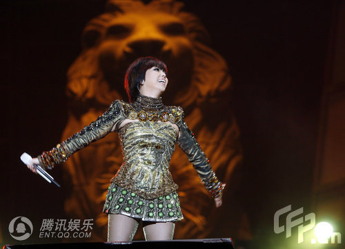 张惠妹西安个唱热力上演 穿着火辣变女王