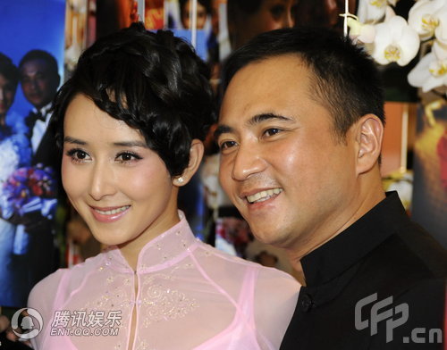 胡静为老公擦汗秀婚钻 打情骂俏娇羞甜蜜
