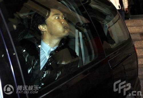 快乐赢家无法掩饰自己的激动之情陈奕迅冲疯狂球迷做鬼脸