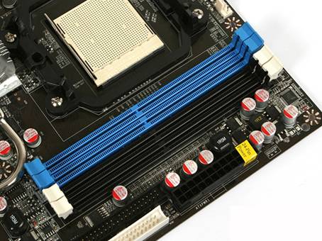 �Ͷ���ƴ���� ��ֵDDR3��790GX����