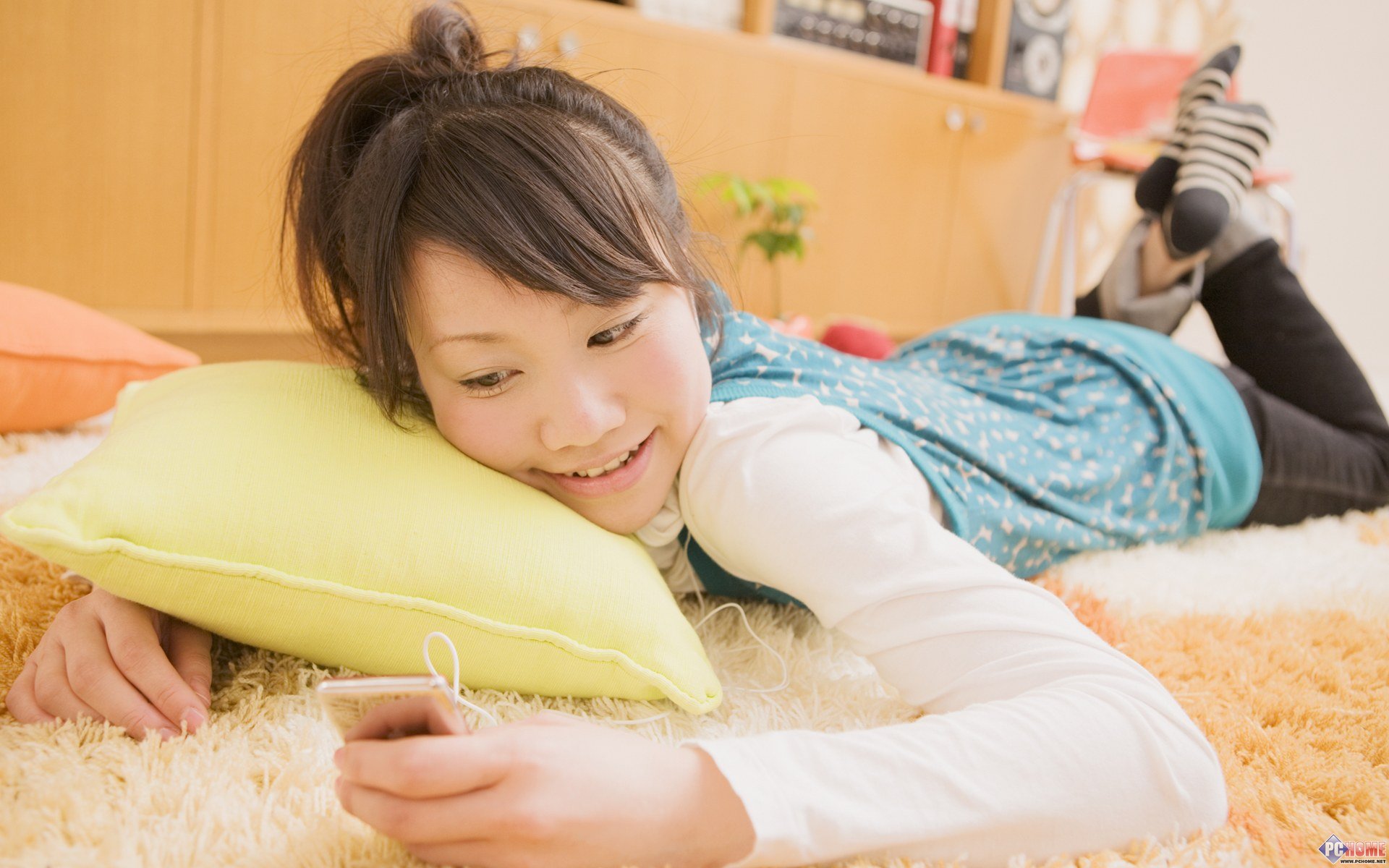 现代女孩的家庭生活主题摄影宽屏壁纸