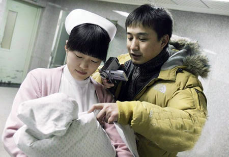 有战术对付狗仔队明星安妮婴儿狗仔队在街上巡逻
