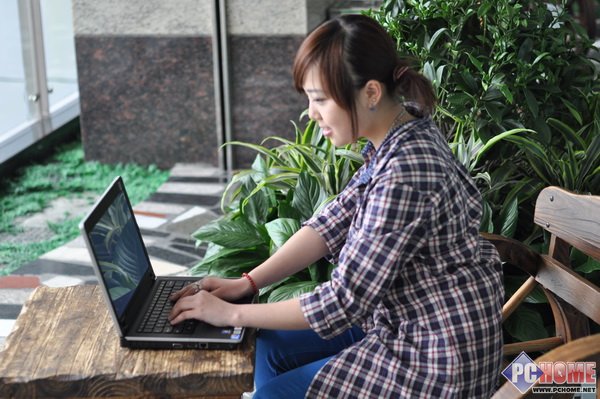 小黑+小白 联想thinkpad E40美女图赏 _笔记本