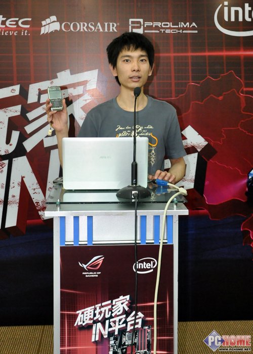 手机也能超频 华硕最新科技现场<em>体验</em>_<em>美女</em>被铁