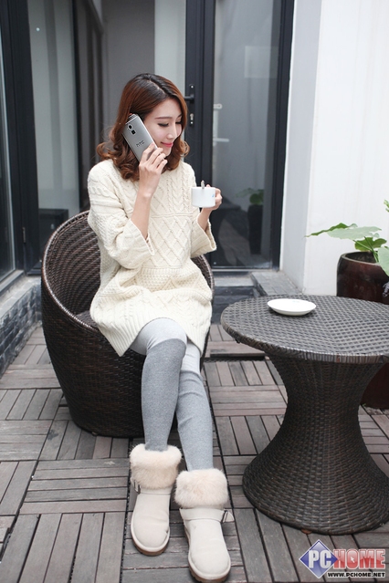 美女就爱大屏机HTC One Max最配美女_手机手机中心