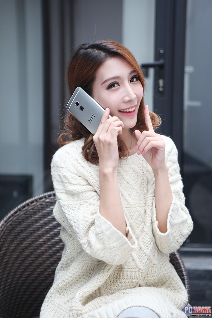 美女就爱大屏机HTC One Max最配美女-科技资讯