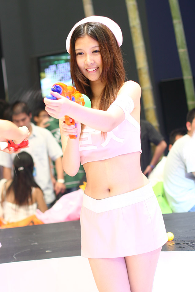 给你打针还射你!巨人展台<em>美女</em>凶猛