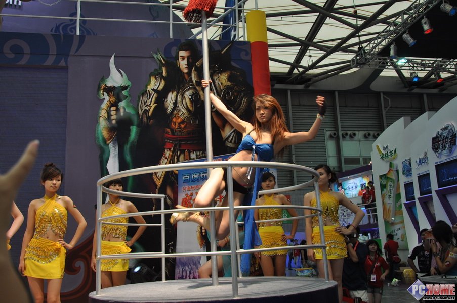 CJ2009 麒麟展台惊现钢管舞女郎