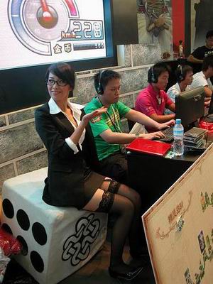激战世纪天成 CJ人气<em>美女</em>为你加油 |世纪天成|